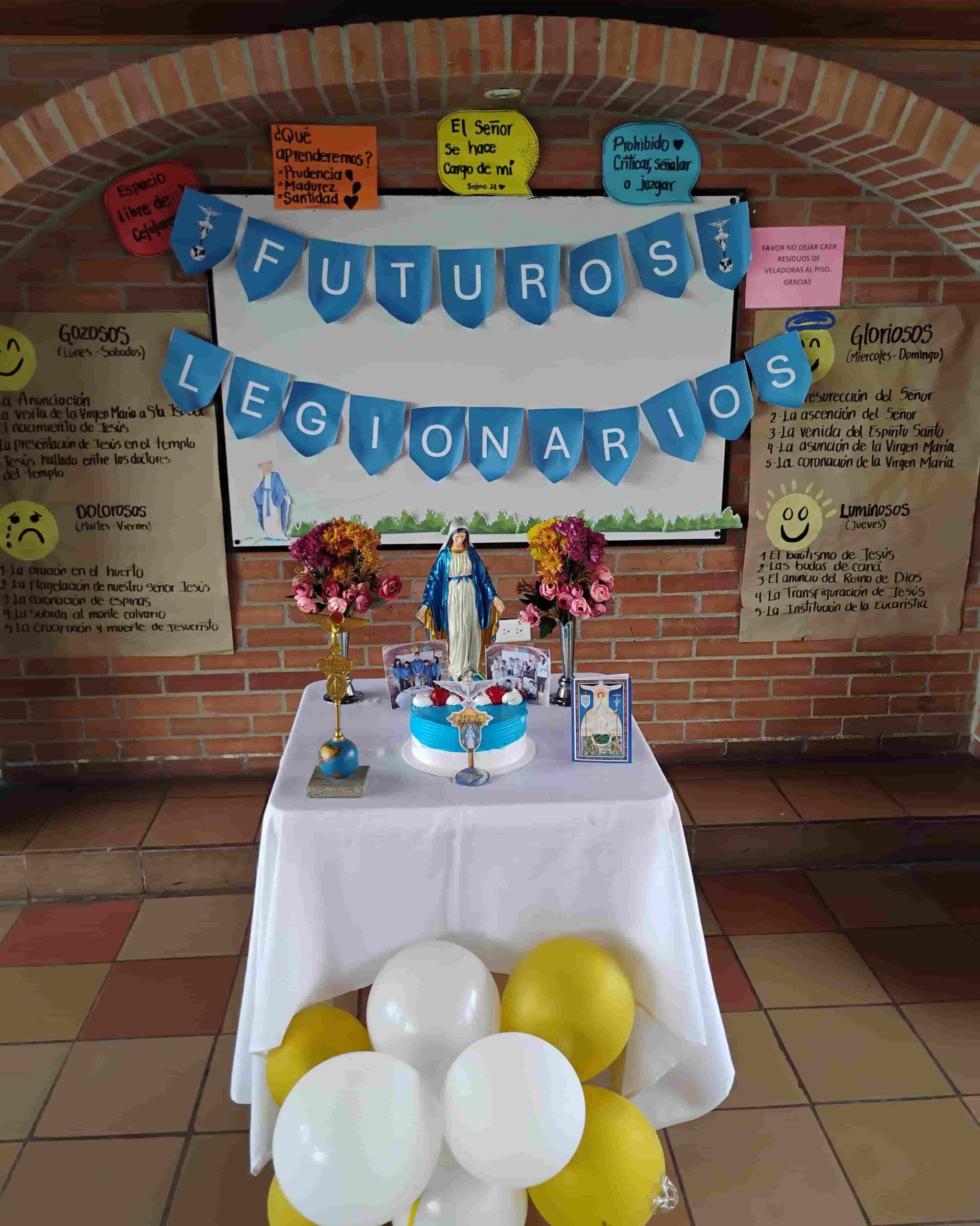 Foto Decoramos el altar con una pequeña torta para compartir.
