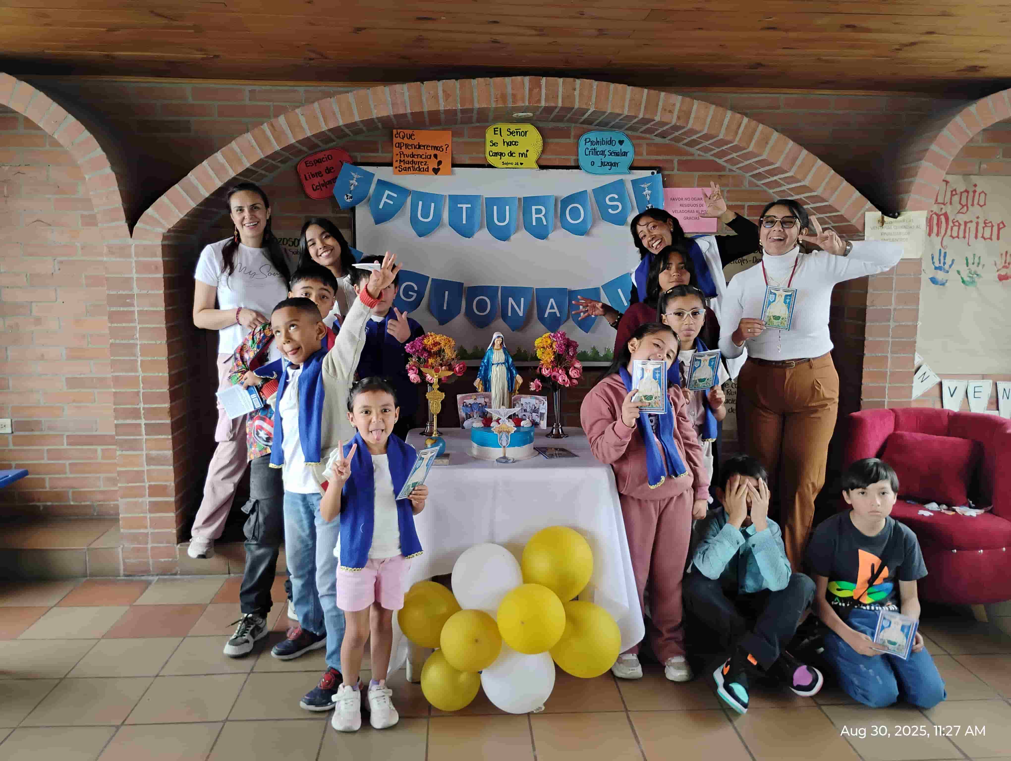 Foto Praesidium juvenil y niños del semillero, celebrando juntos con alegría.
